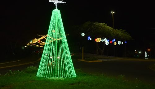 Adamantina está iluminada com as luzes de Natal