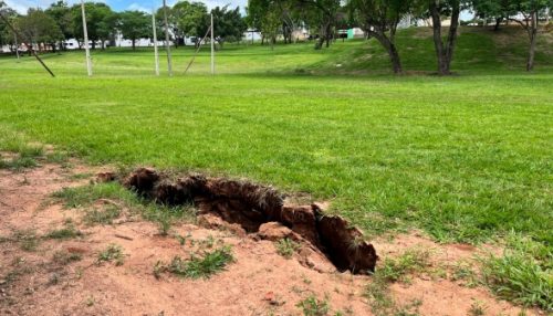 Pequena cratera aparece no Parque dos Pioneiros; Secretaria de Obras monitora e descarta perigo