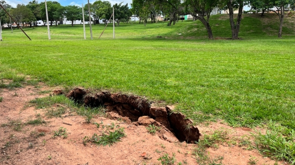 Pequena cratera aparece no Parque dos Pioneiros; Secretaria de Obras monitora e descarta perigo
