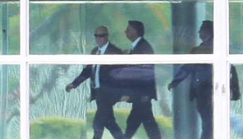 Em discurso rápido, Bolsonaro agradece votos e diz que protestos revelam 'indignação'