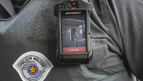 Estudo da FGV aponta impacto positivo na implementação de câmeras corporais da PM.