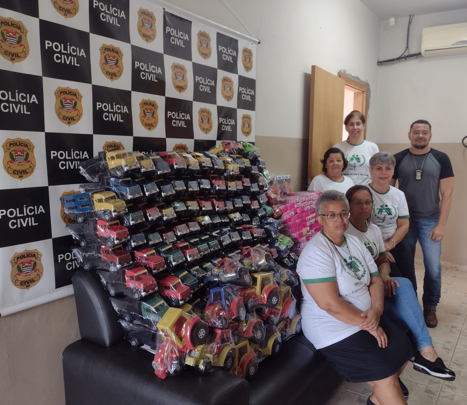 Polícia Civil efetua entrega de brinquedos em Pacaembú