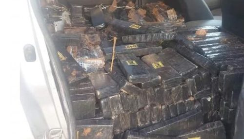 Motorista abandona caminhonete com quase 1 tonelada de maconha em estrada de terra na zona rural de Presidente Prudente