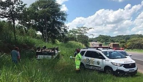 Motorista sai ileso de capotamento na SP 94 em Flórida Paulista