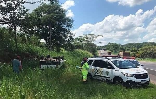 Motorista sai ileso de capotamento na SP 94 em Flórida Paulista