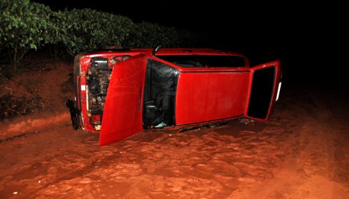 Homem fica ferido após capotar veículo em estrada rural de Osvaldo Cruz