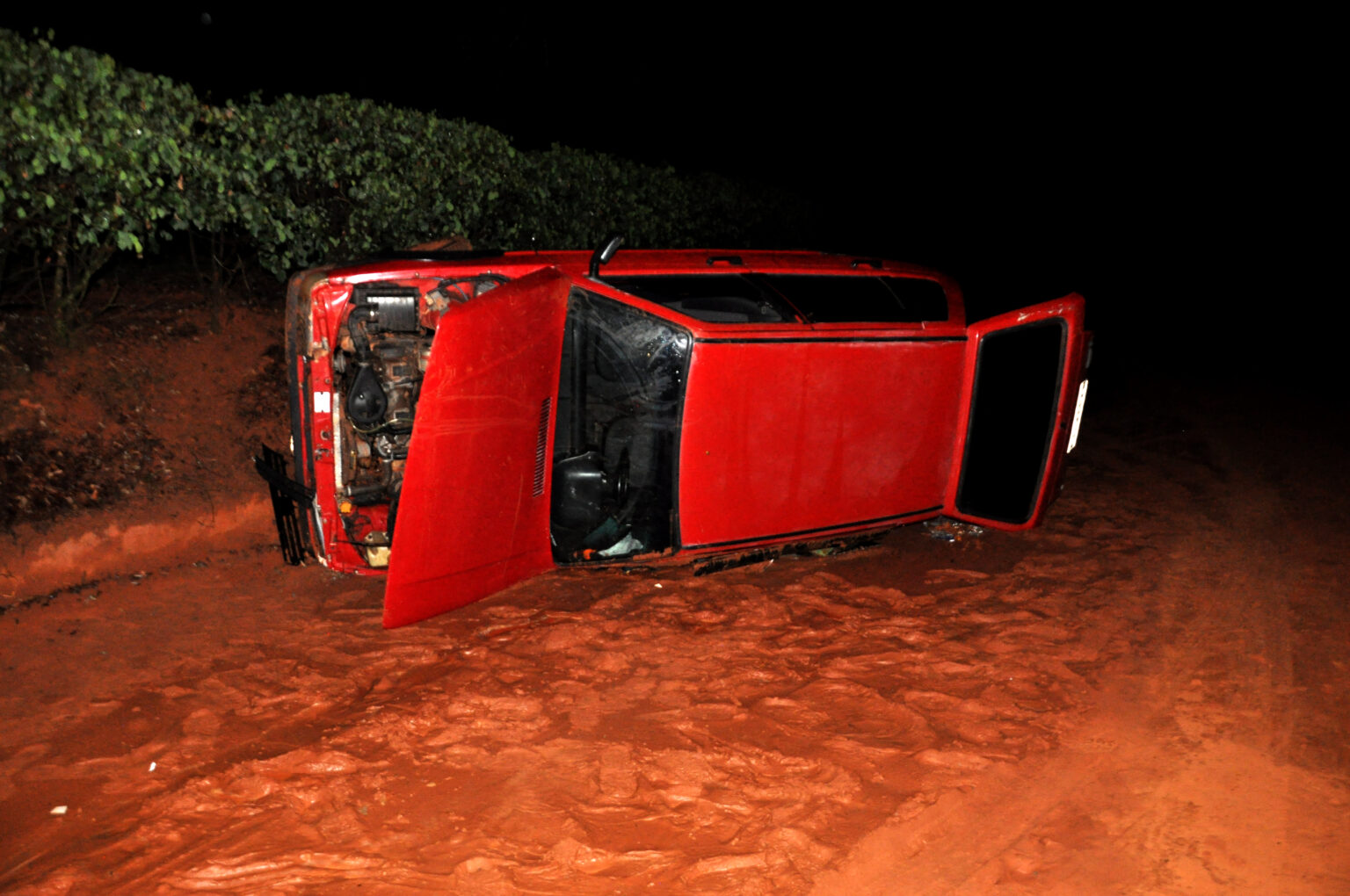 Homem fica ferido após capotar veículo em estrada rural de Osvaldo Cruz