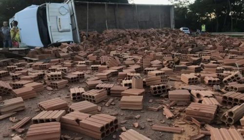 Carro fica parcialmente submerso e caminhão tomba após colisão na SP-294