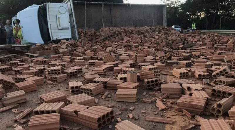 Carro fica parcialmente submerso e caminhão tomba após colisão na SP-294