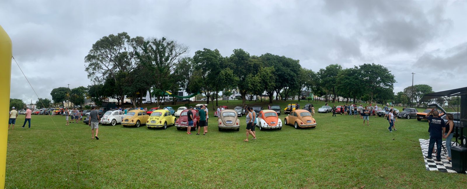Encontro atrai 113 carros antigos e arrecada 150 quilos de alimentos