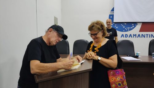 Lançamento do livro de Nivaldo do Nascimento ocorreu na noite de ontem (7) em Adamantina.