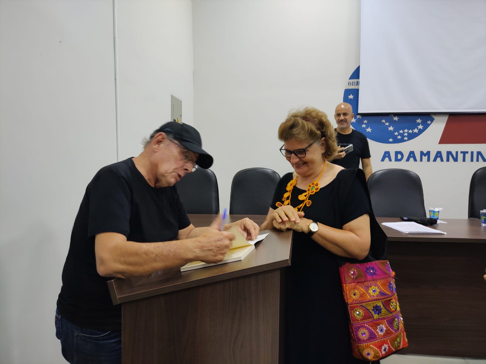 Lançamento do livro de Nivaldo do Nascimento ocorreu na noite de ontem (7) em Adamantina.