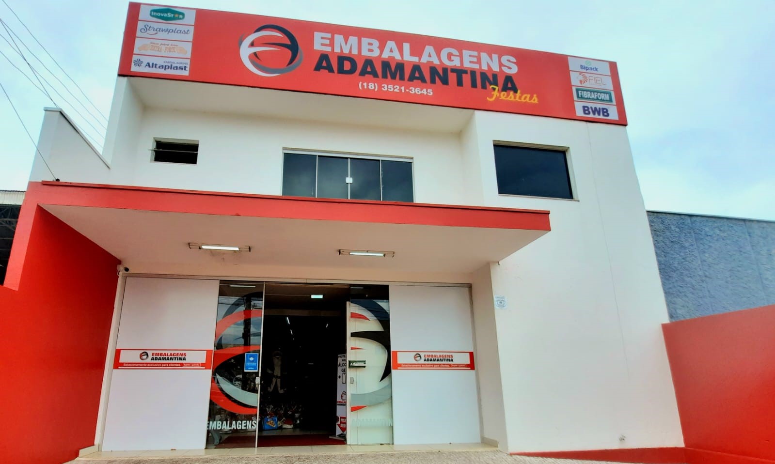 Beleza e praticidade em produtos para seu evento é na Embalagens Adamantina Festas.