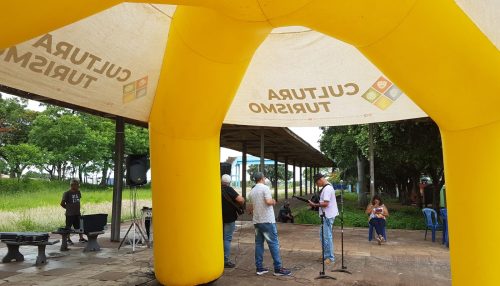 Feira Livre na Estação Recreio em ritmo natalino.