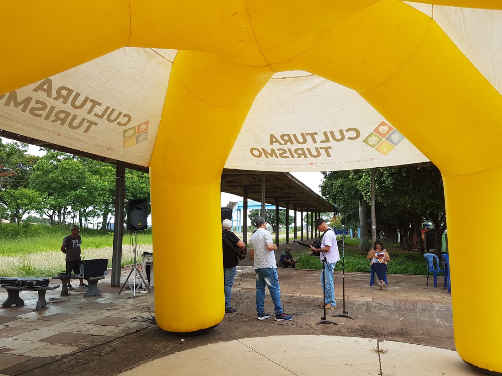 Feira Livre na Estação Recreio em ritmo natalino.