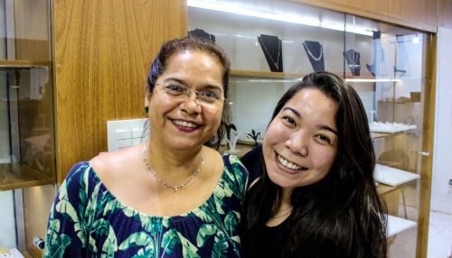 Encante e conquiste, presenteando com Semijoia.