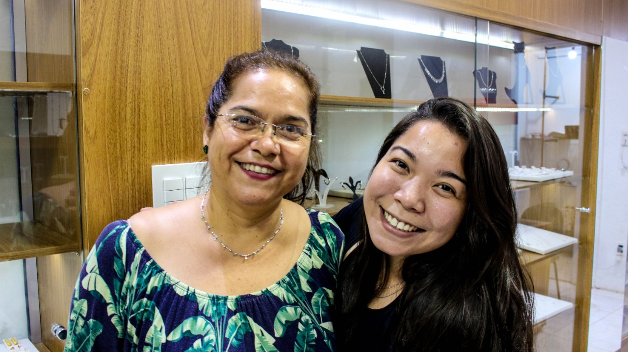 Encante e conquiste, presenteando com Semijoia.