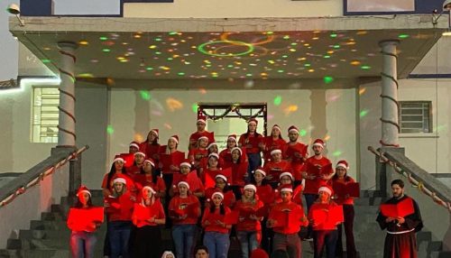 Apresentação do coral da Santa Casa de Adamantina.