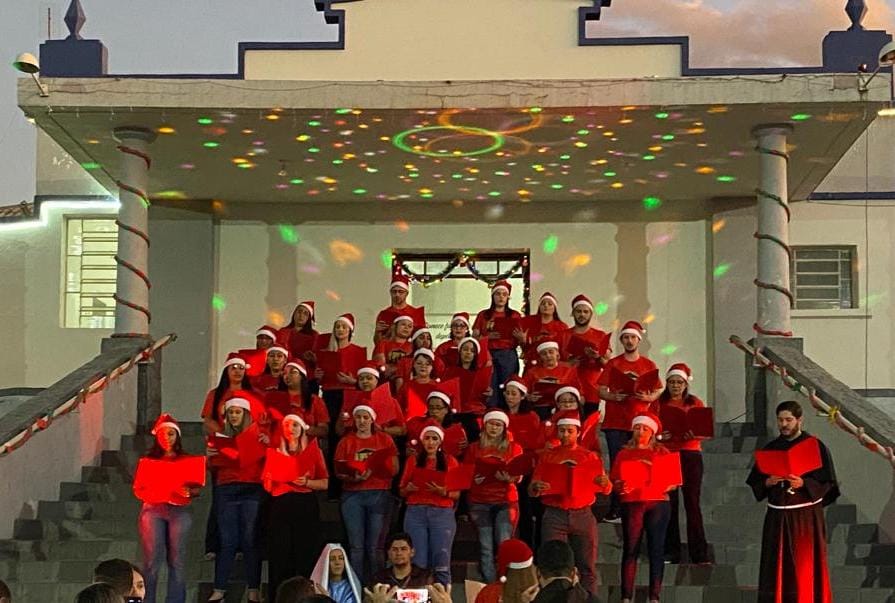 Apresentação do coral da Santa Casa de Adamantina.