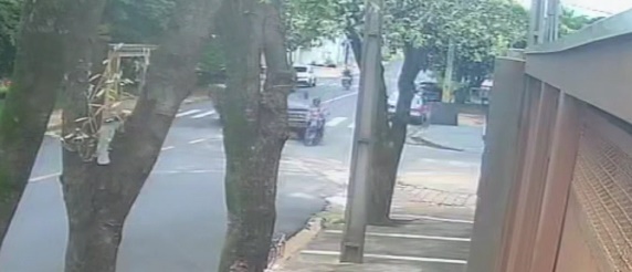 Acidente entre moto e picape, deixa moradora de Adamantina gravemente ferida