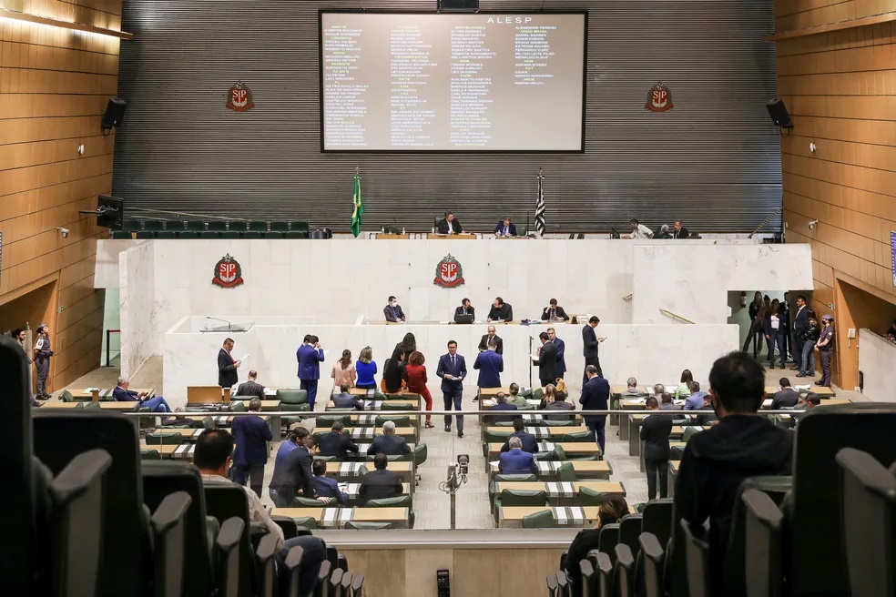 Alesp aprova aumento nos salários dos deputados estaduais de R$ 25 mil para R$ 34,7 mil até 2025 em SP