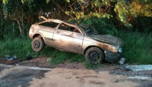 Veículo capota e deixa duas pessoas feridas em Tupi Paulista