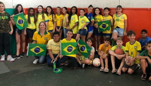 Alunos do 5º ano A da EMEF Navarro de Andrade se despedem da unidade escolar em clima de Copa de Mundo