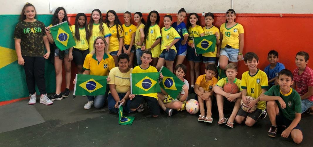 Alunos do 5º ano A da EMEF Navarro de Andrade se despedem da unidade escolar em clima de Copa de Mundo