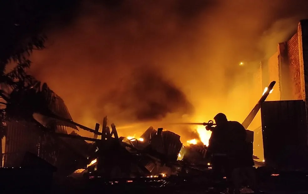 Incêndio em galpão de indústria de plástico mobiliza bombeiros na véspera de Natal em Tupã