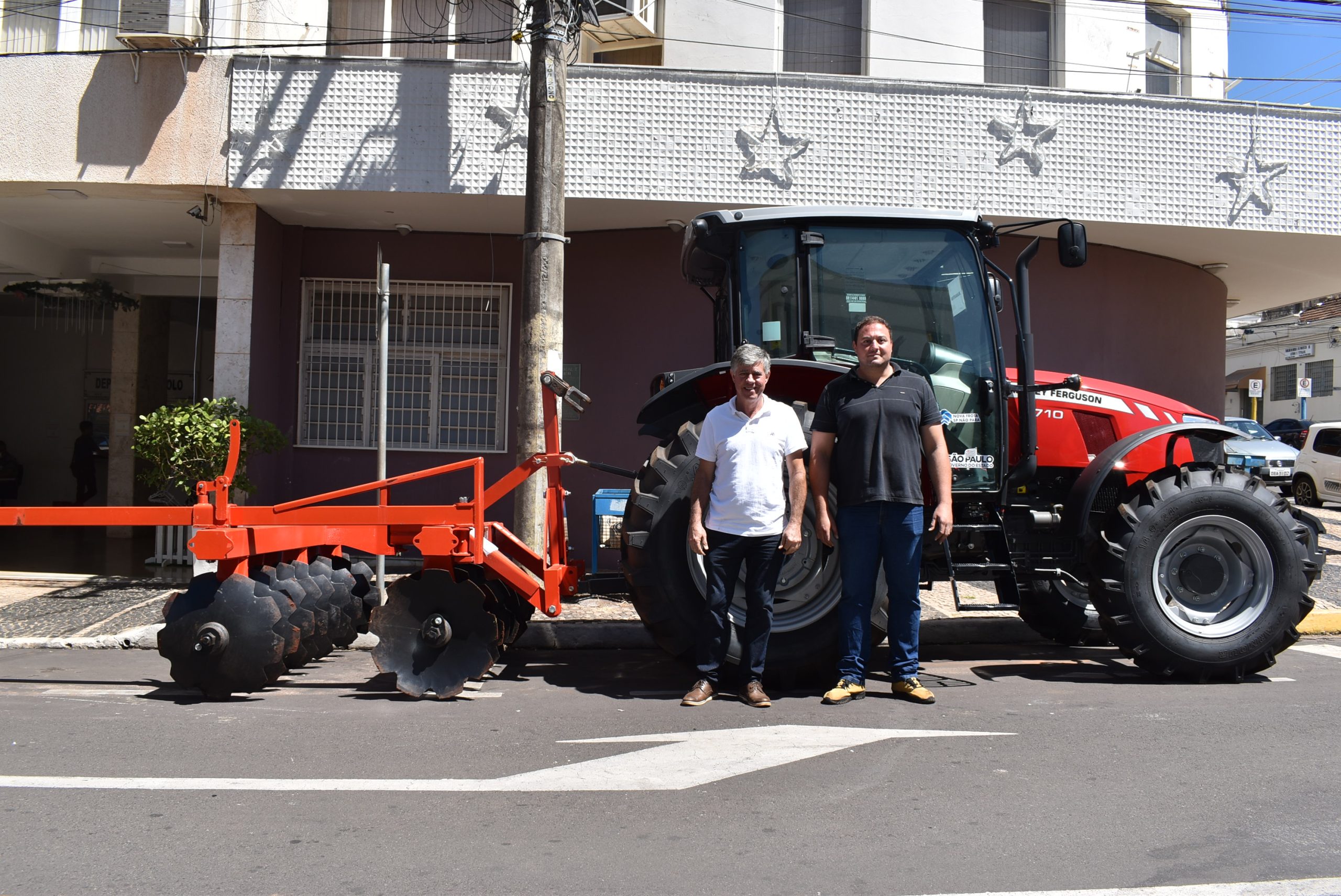 Prefeitura de Adamantina recebe trator e máquinas agrícolas do Governo do Estado de São Paulo do Programa Patrulha Agrícola