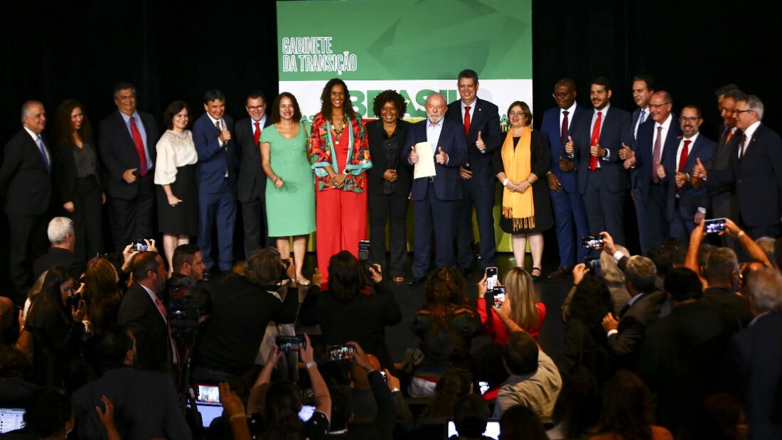 Derrotados nas eleições, aliados de Lula são acomodados em ministérios do futuro governo.