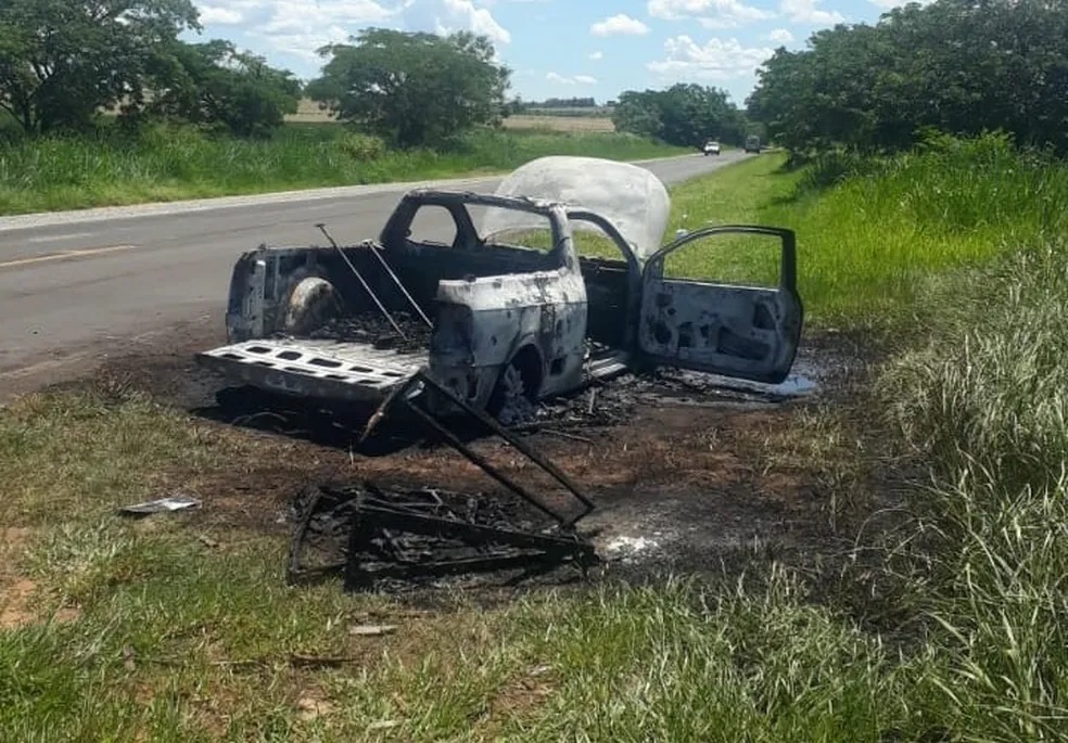 Picape que transportava sofá na carroceria pega fogo em via de acesso à Rodovia Byron de Azevedo Nogueira, em Dracena