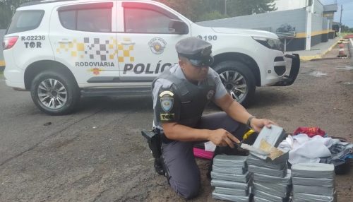 Casal de passageiros que viajava com a filha de um ano é preso em flagrante com mais de 22 kg de cocaína, em Presidente Prudente
