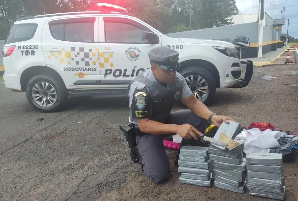 Casal de passageiros que viajava com a filha de um ano é preso em flagrante com mais de 22 kg de cocaína, em Presidente Prudente