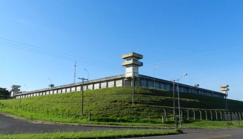 Operação policial apreende materiais ligados a suspeitos de integrar facção criminosa