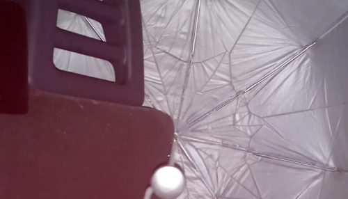 Paciente tem que abrir guarda-chuva dentro de Van da saúde de Osvaldo Cruz para não tomar chuva