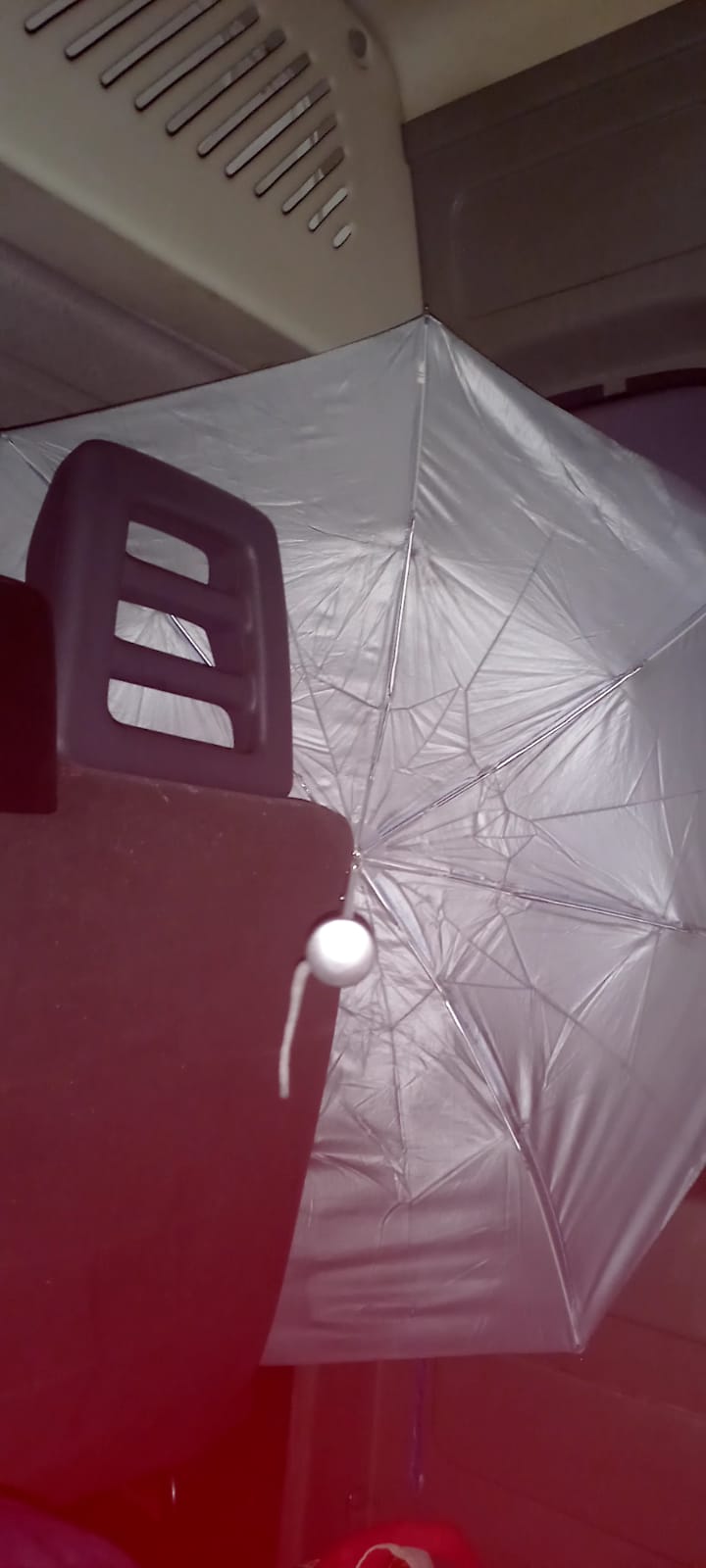 Paciente tem que abrir guarda-chuva dentro de Van da saúde de Osvaldo Cruz para não tomar chuva