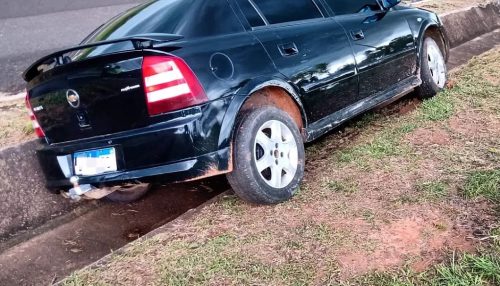 Mulher perde o controle de direção e cai com veículo em valeta na SP-294