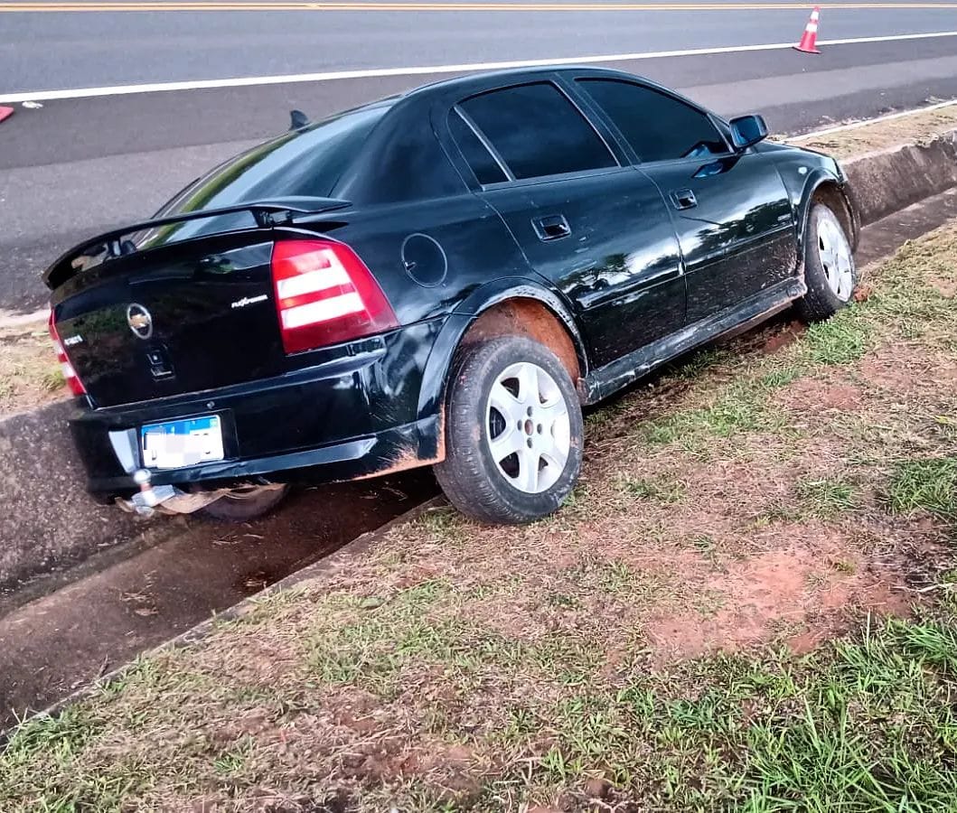 Mulher perde o controle de direção e cai com veículo em valeta na SP-294