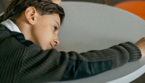 Tempo de sono de adolescentes: aulas deveriam começar mais tarde, defendem especialistas