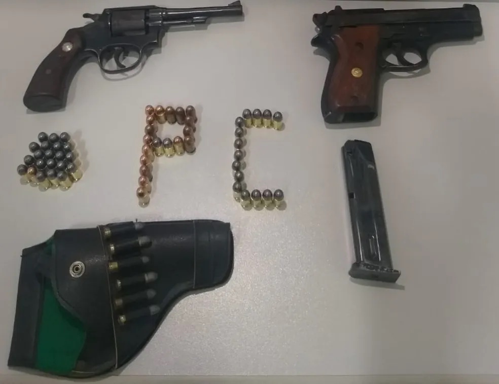 Depois de ameaçar e perseguir casal, idoso é preso em flagrante com duas armas e mais de 60 munições