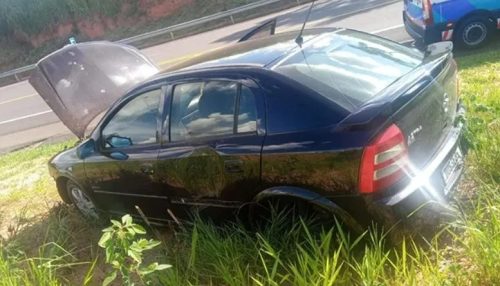 Astra “roda na pista” após pneu se soltar e atingir outro veículo na SP-294