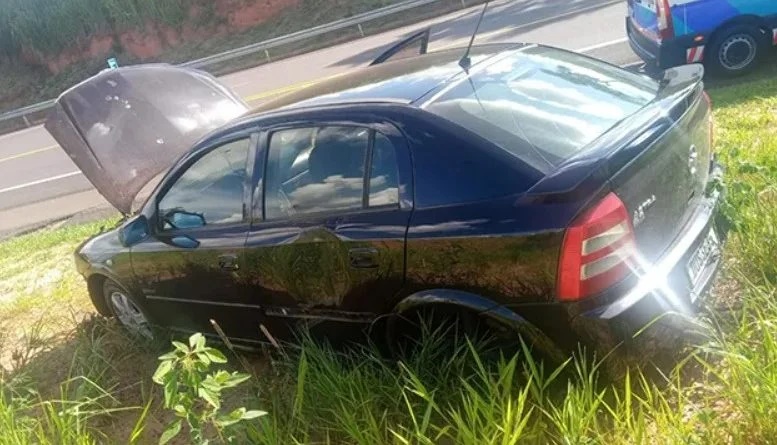 Astra “roda na pista” após pneu se soltar e atingir outro veículo na SP-294