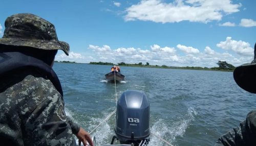 Após acidente com embarcação, casal fica à deriva no Rio Paraná e é resgatado pela Polícia Ambiental