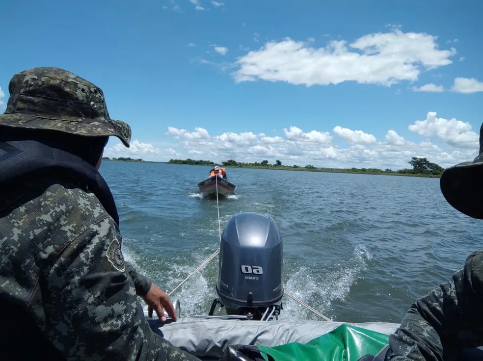 Após acidente com embarcação, casal fica à deriva no Rio Paraná e é resgatado pela Polícia Ambiental