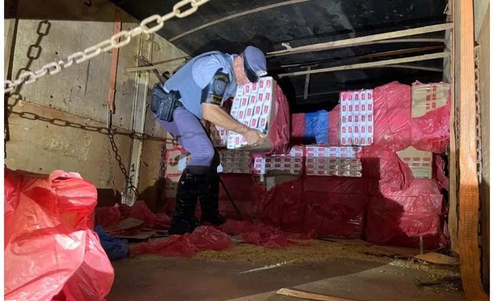 Carga de 225 mil maços de cigarros contrabandeados, em Parapuã