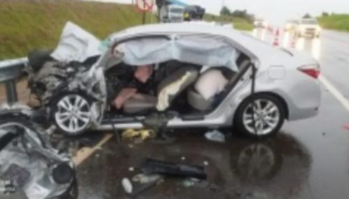 Aquaplanagem causa acidente com cinco pessoas gravemente feridas na Rodovia Assis Chateuabriand (SP-425), em Martinópolis (SP)