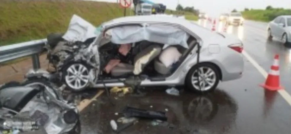 Aquaplanagem causa acidente com cinco pessoas gravemente feridas na Rodovia Assis Chateuabriand (SP-425), em Martinópolis (SP)