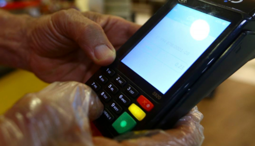 Criminosos instalam vírus em maquininhas de cartão para aplicar golpes em pagamento por aproximação