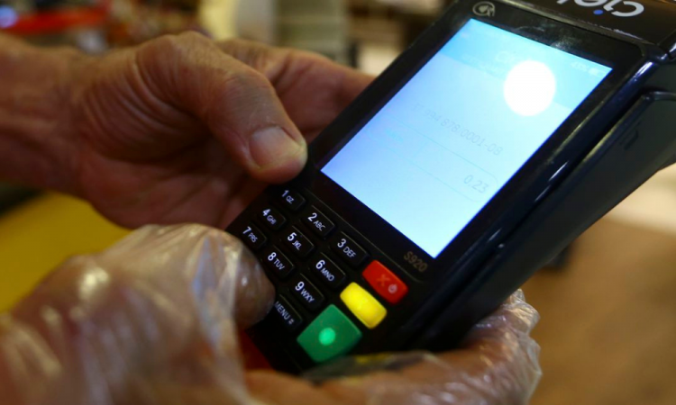 Criminosos instalam vírus em maquininhas de cartão para aplicar golpes em pagamento por aproximação